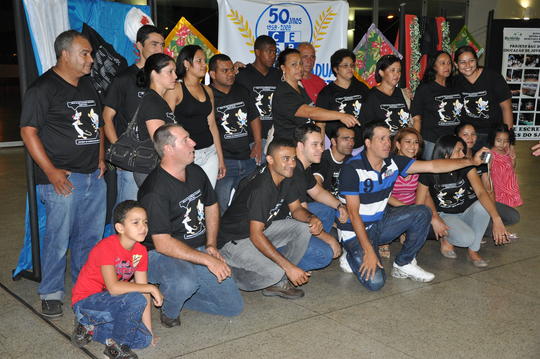 Alunos e professores da Escola Estadual Santa Bernadete