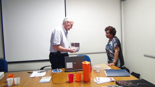  Professor Osmar Fávero entregando o material produzido à Professora Alda Maria