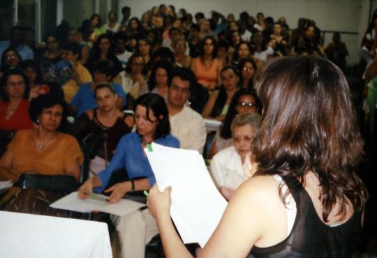 Professora Cláudia (SME) falando aos educadores